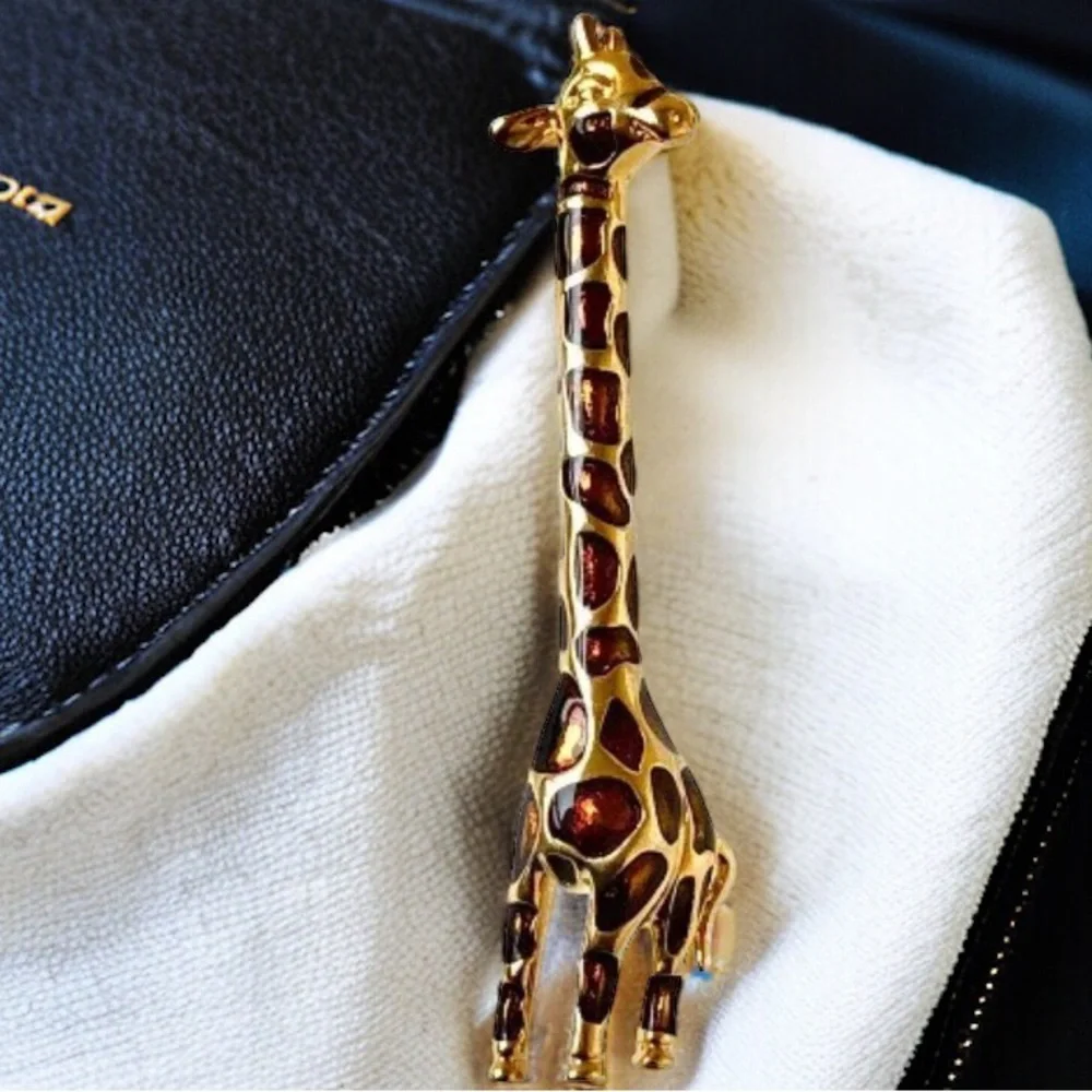 N/A giraffe brooch